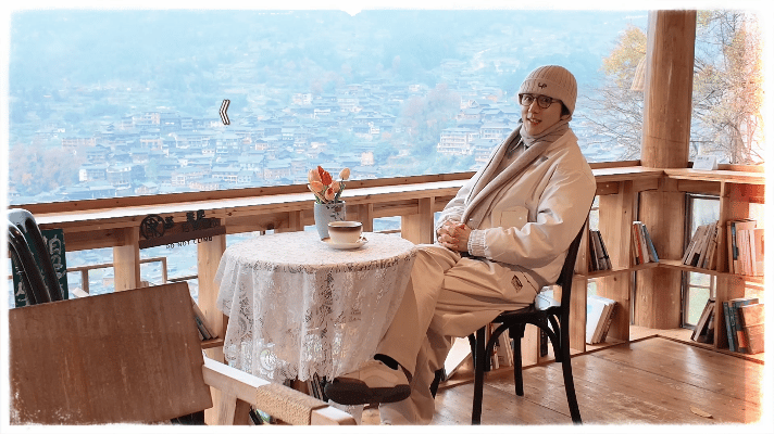 张新成梗上长了个视频 看完张新成的苗寨vlog，发现“心口不一”是种天赋！说好来