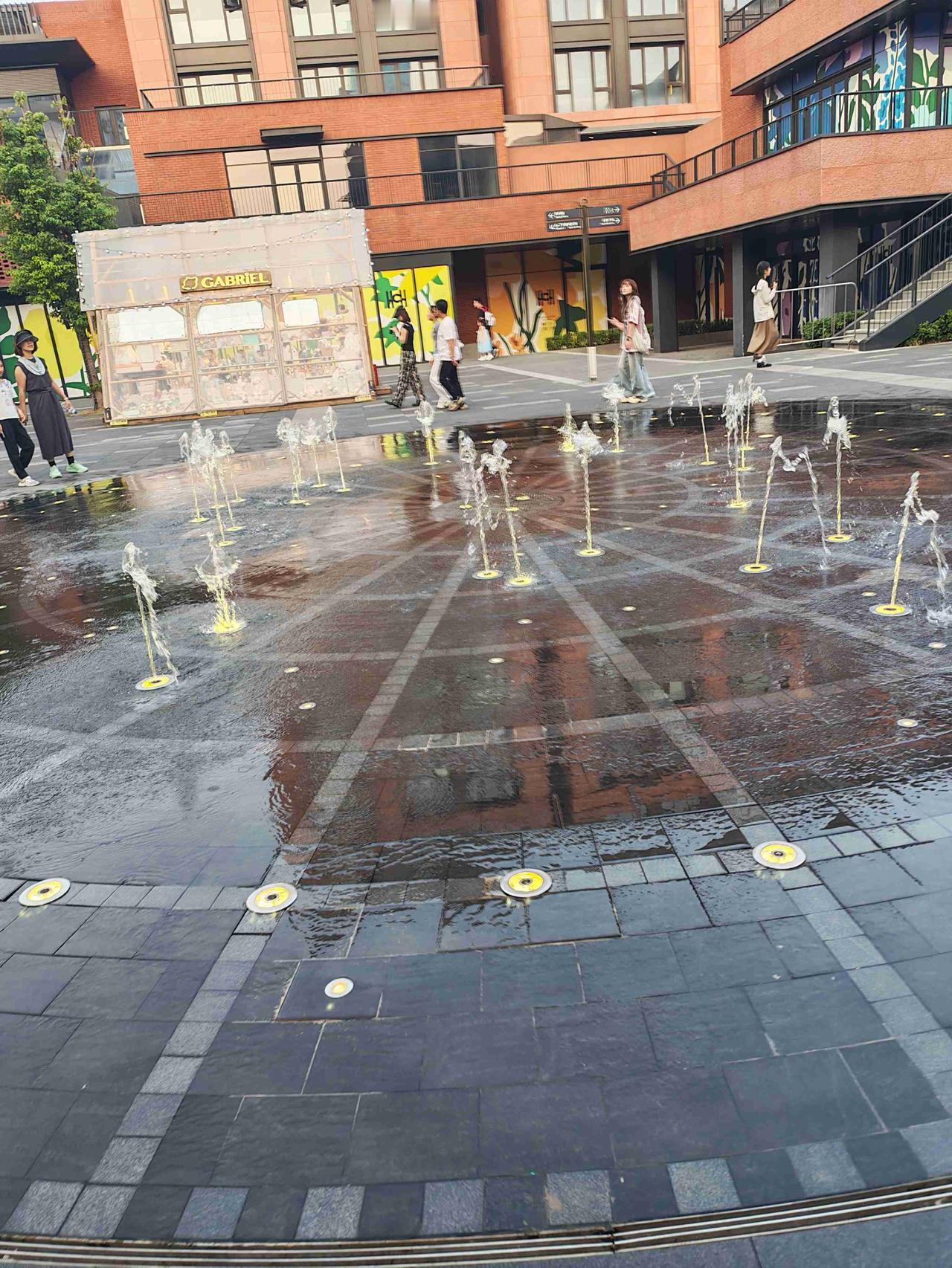 如今最活得窒息又可悲的，从来不是风里来雨里去的滴滴司机、外卖小哥，不是凌晨顶着寒