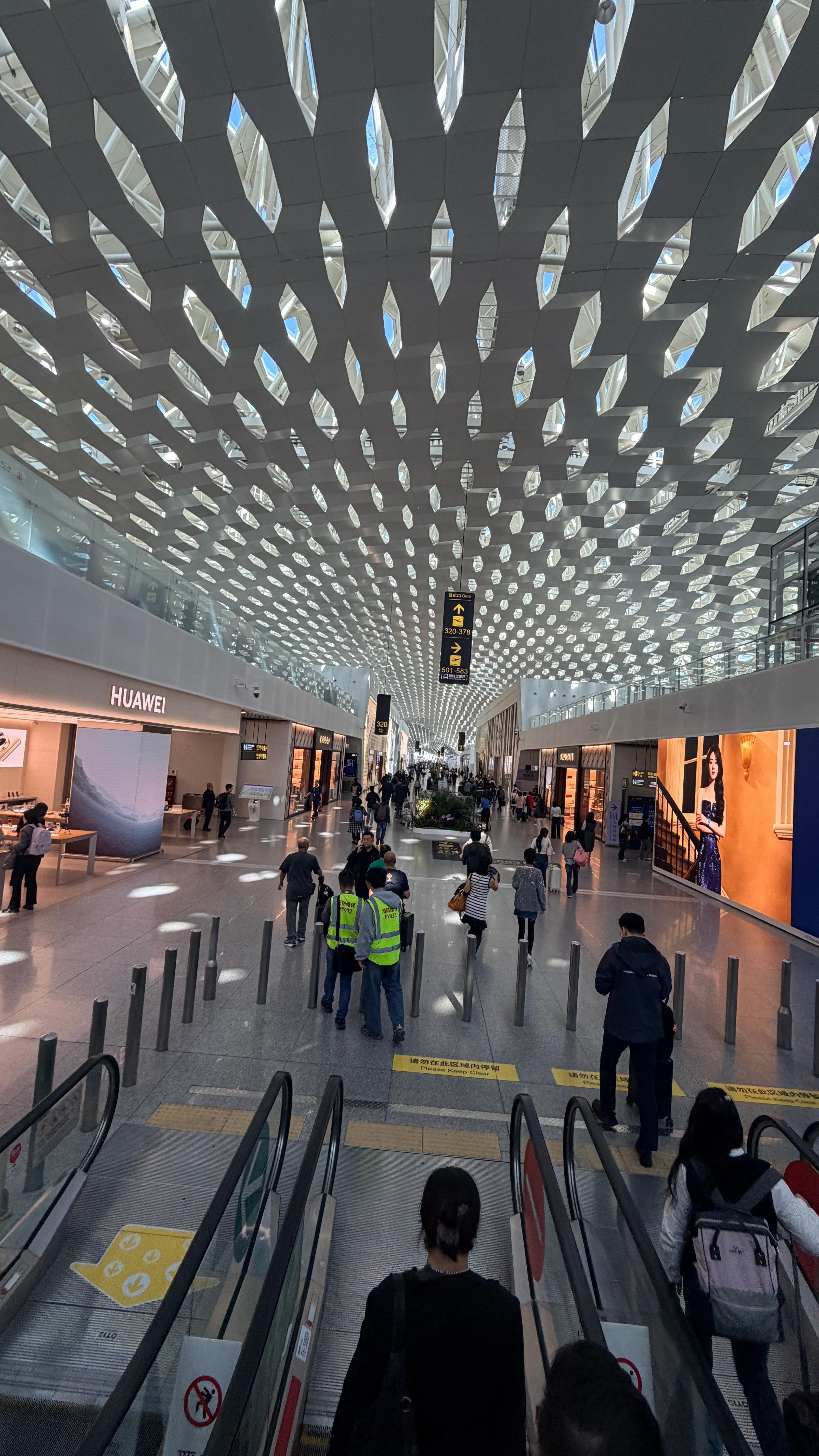 走过天南海北的机场，深圳机场除了顶部🔝密集恐惧症的天花板装饰不适之外，深圳机场