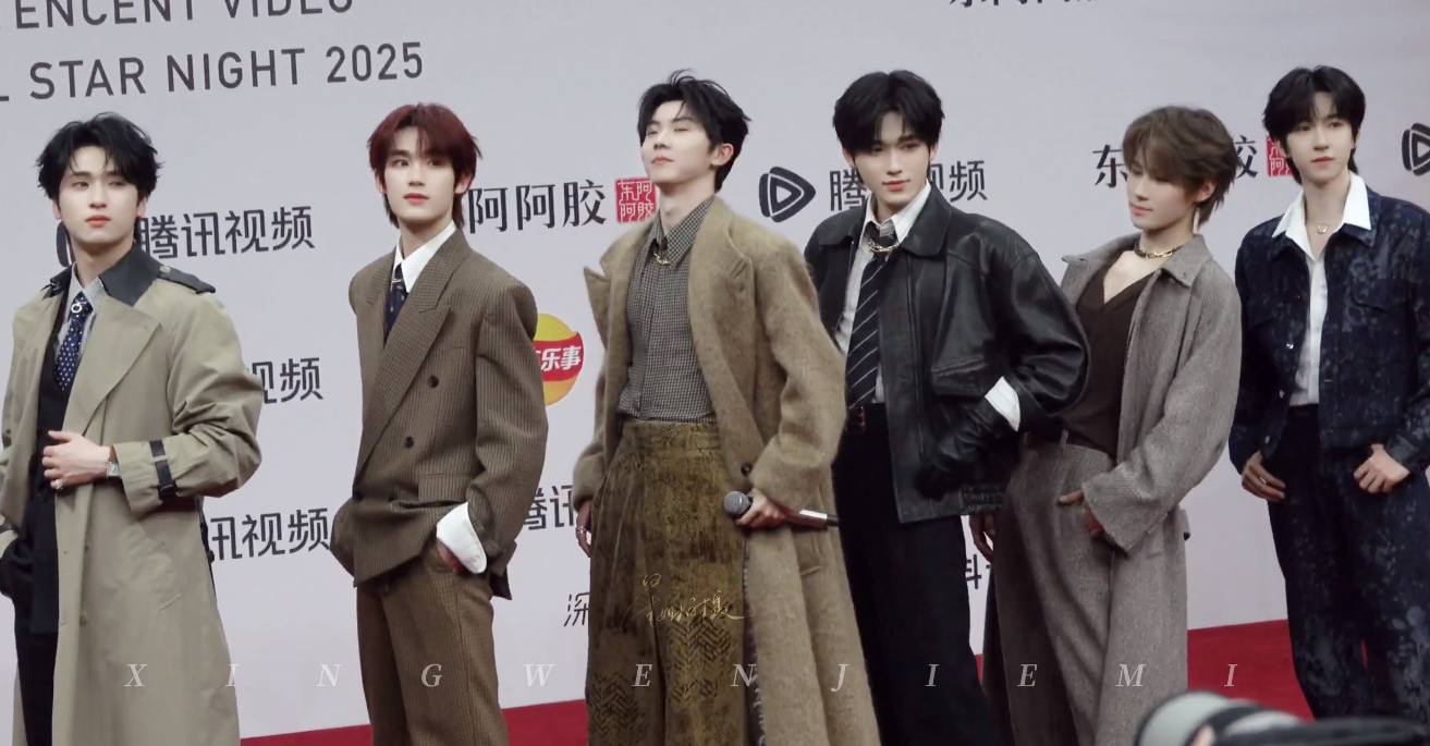 时代少年团刘耀文45度站姿时代少年团红毯上的冬日男友 时代少年团红毯上的冬日男友