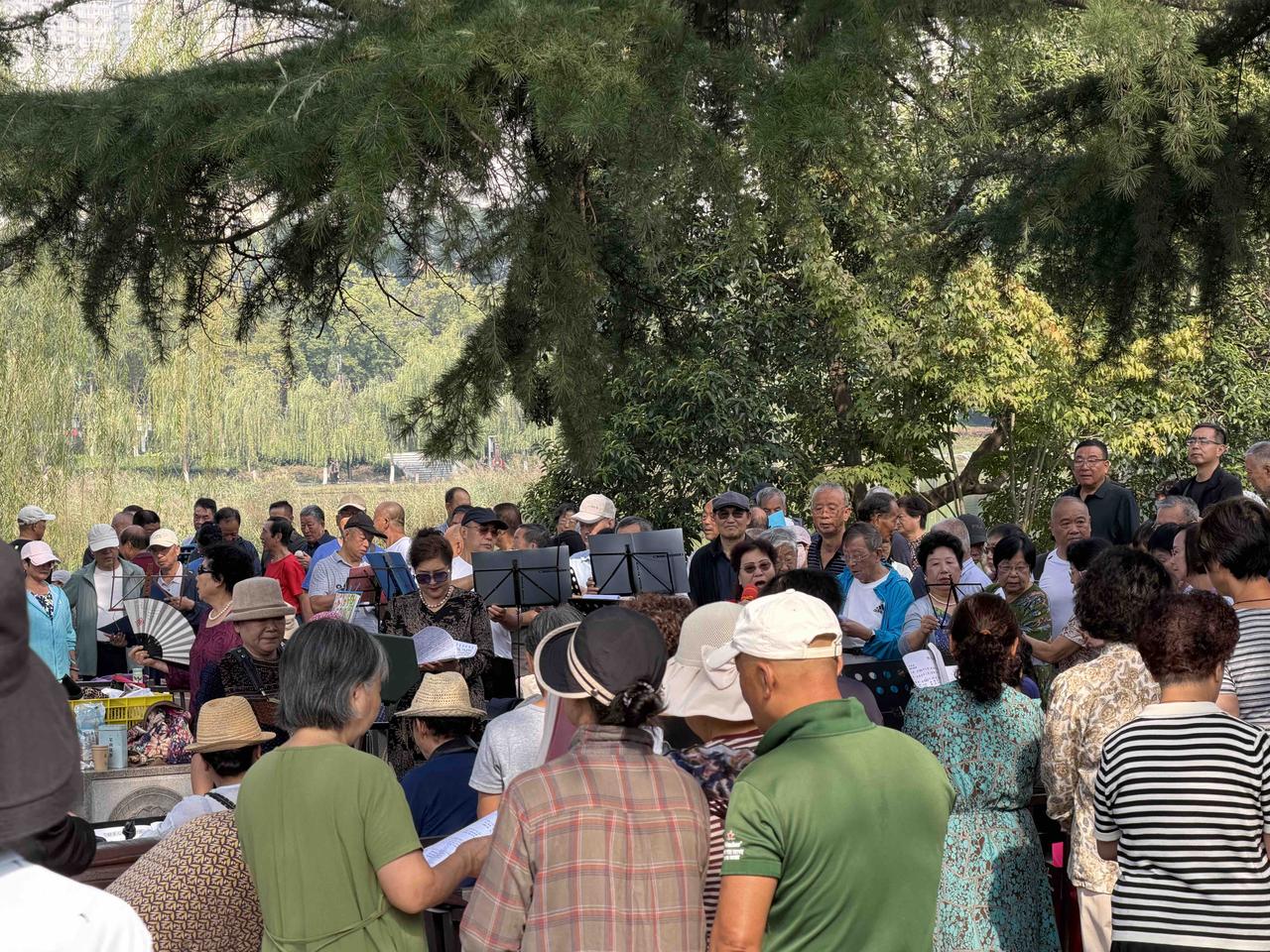 今天上午，我逛西安兴庆宫公园，走到沉香亭附近时，就听到北边传来《春风十万里》的男