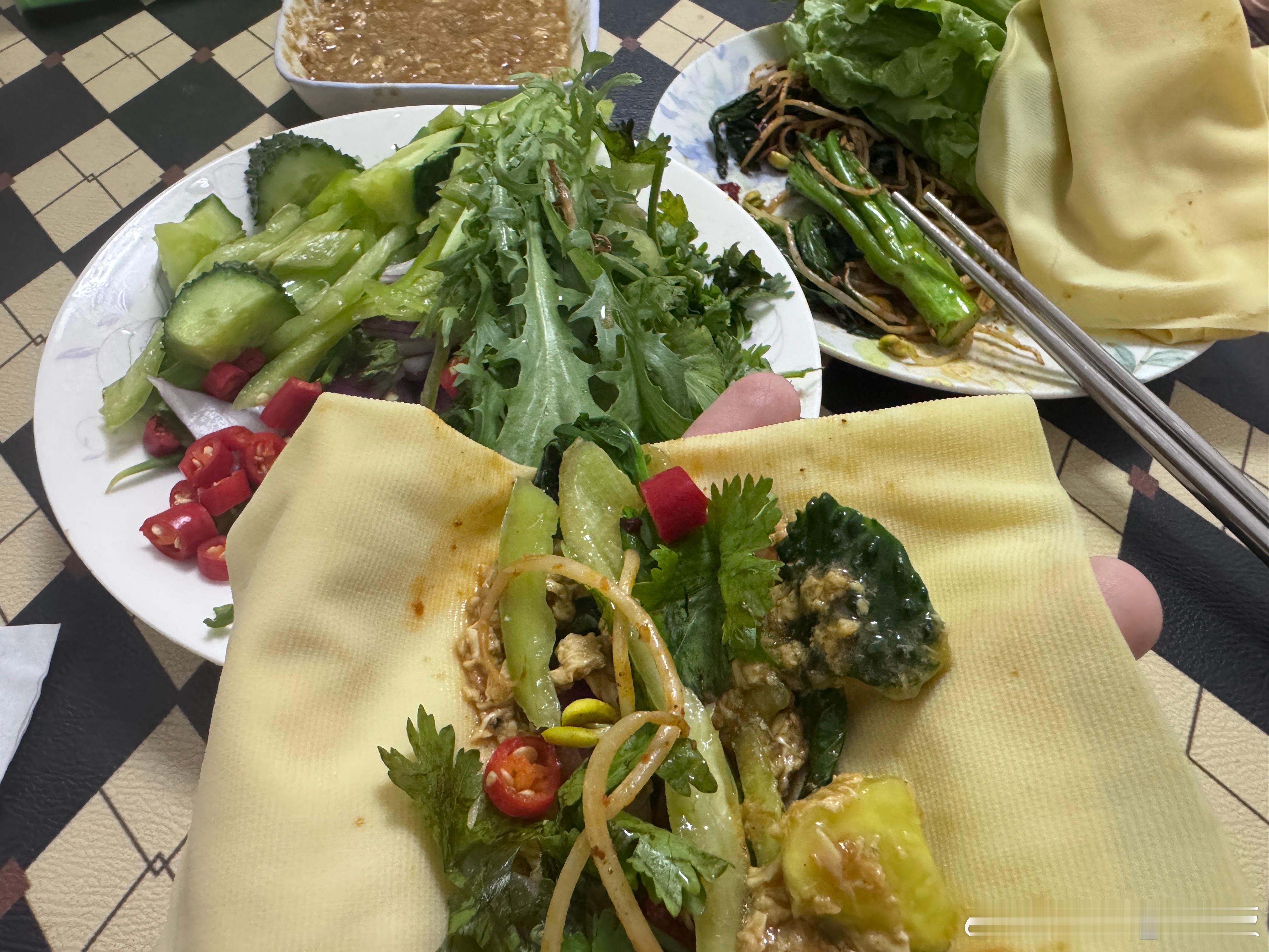 今天把自己当成兔子，吃全素的减脂餐——东北蘸酱菜。吃完了突然想起来，不对啊…兔子