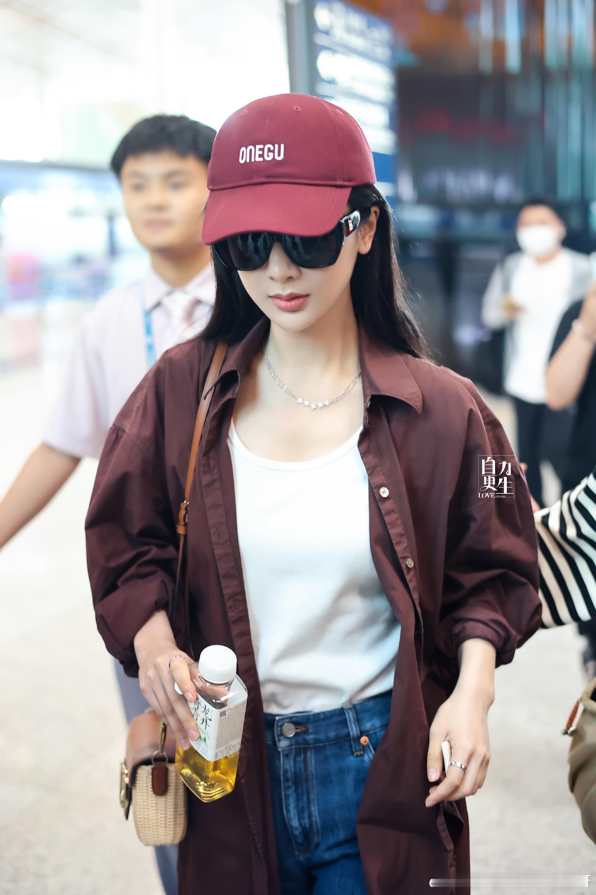 #杨紫出发巴黎# 紫妹出发巴黎担任奥运会火炬手啦！真的很为杨紫骄傲[哇][哇][