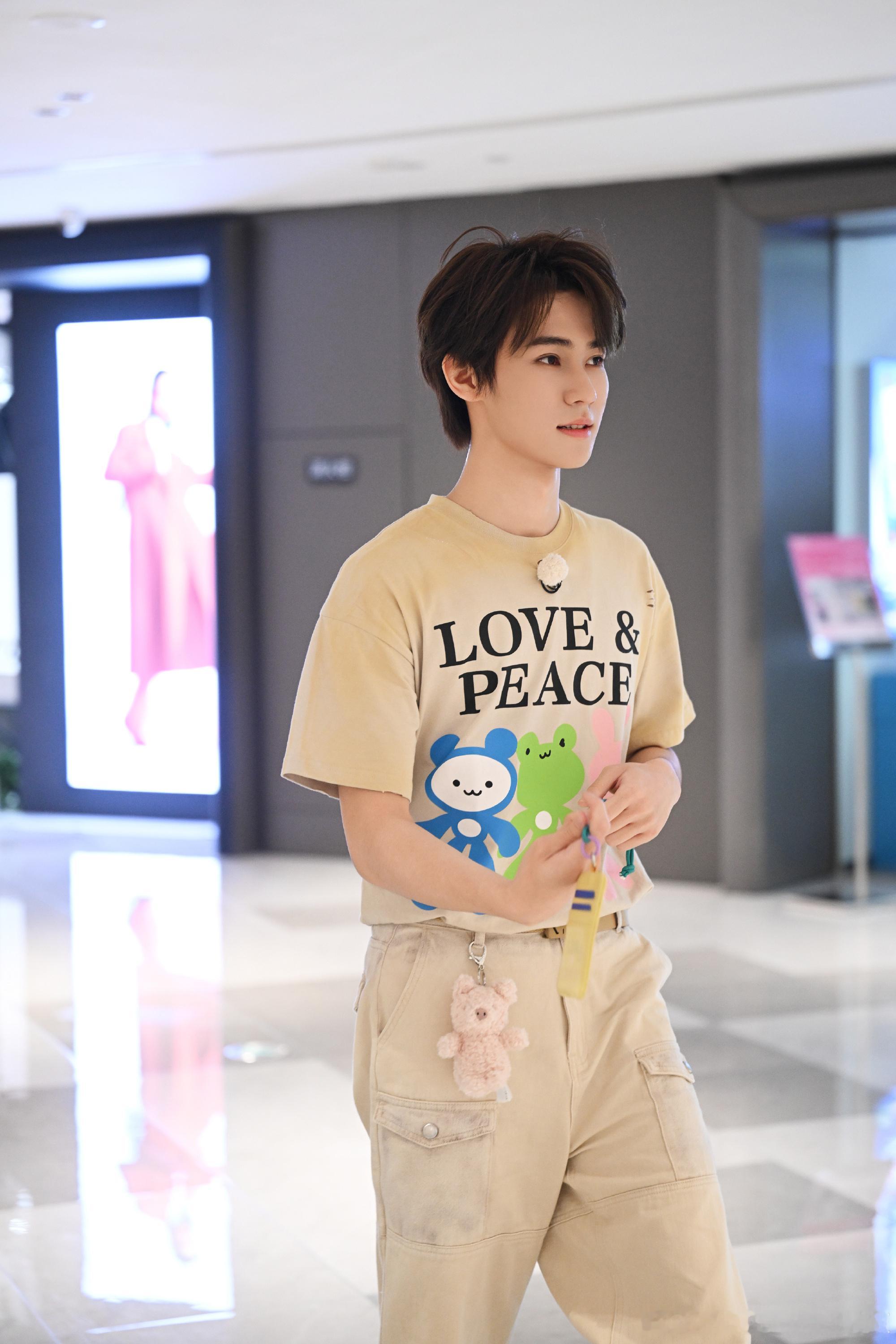 #张真源和谁一组# 能让张真源一个人一组吗？他可以对抗全部[笑cry] ​​​