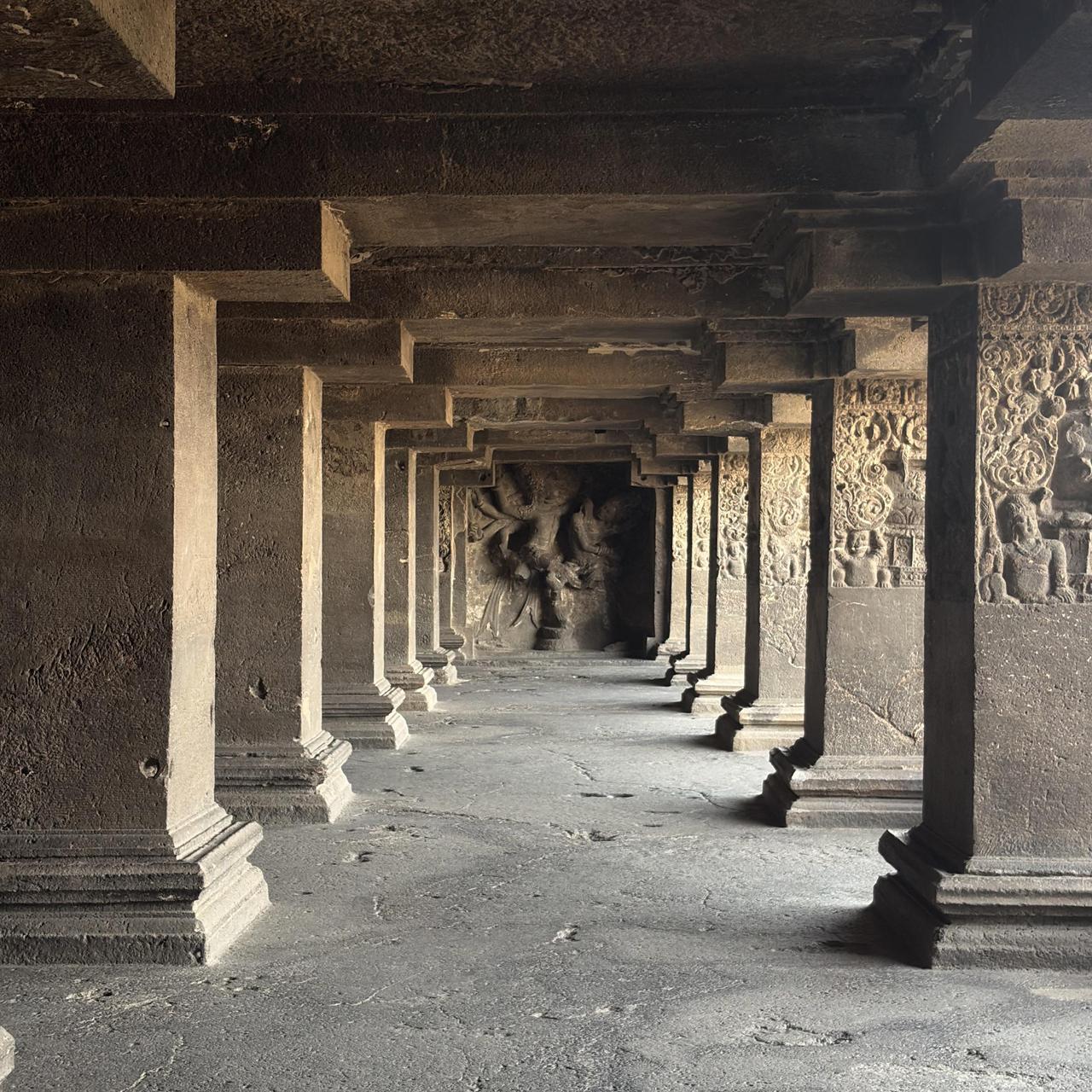 这是印度马哈拉施特拉邦埃洛拉石窟的第15窟，又称达沙瓦塔拉石窟，建于公元8世纪。