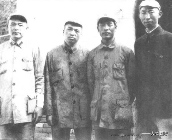 彭德怀(左2)、徐海东(左1)、彭雪枫(左3)和郭述中(左4)于1937年在陕北