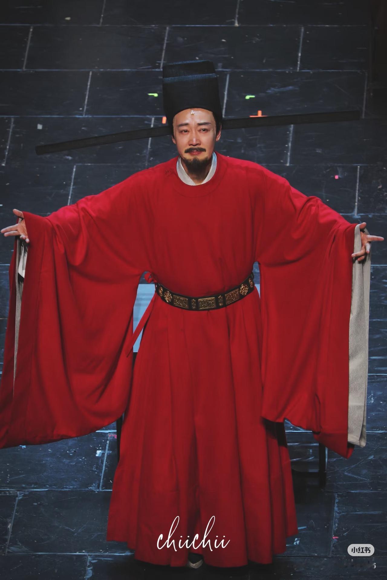 辛柏青在最近的演出中扮演苏轼，感觉整个人快碎掉了。

角色中的情感和本人融为一体