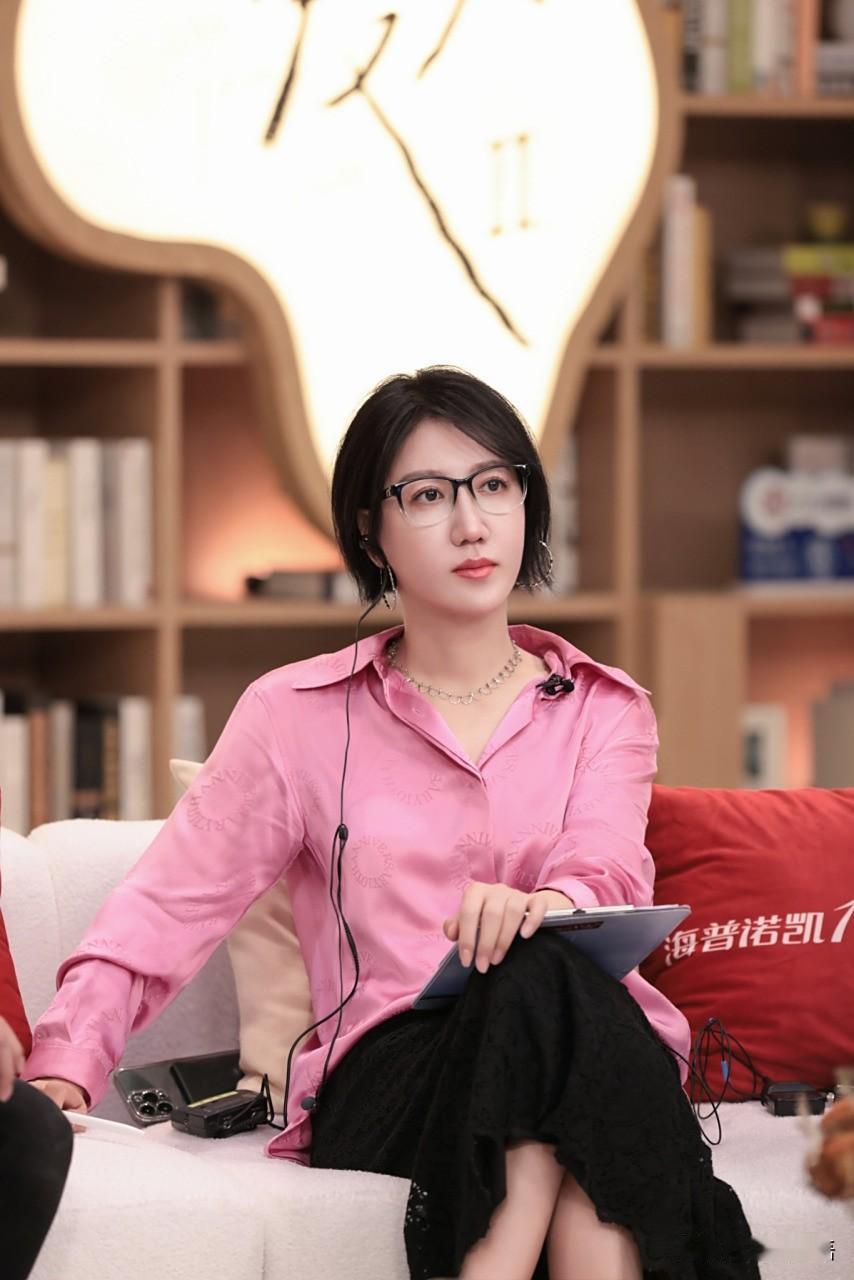 51岁未婚未育，易立竞把标准答案撕了

51岁，还没结婚，也没生孩子，这事放在今