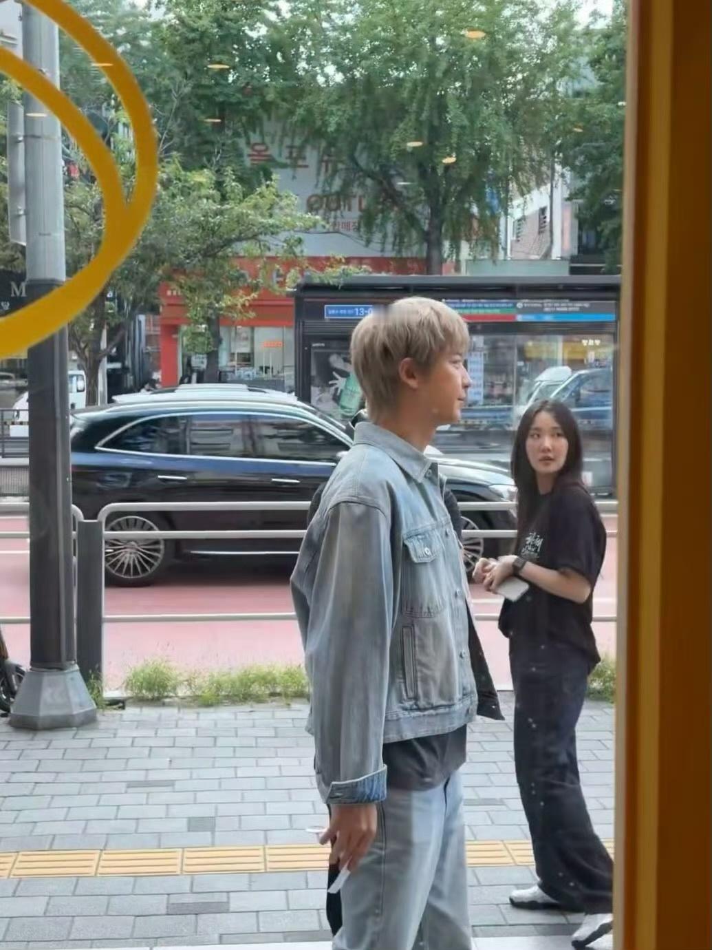 朴灿烈今日被网友在首尔咖啡店偶遇 看起来是在拍新物料 这状态也太好了吧 ​​​