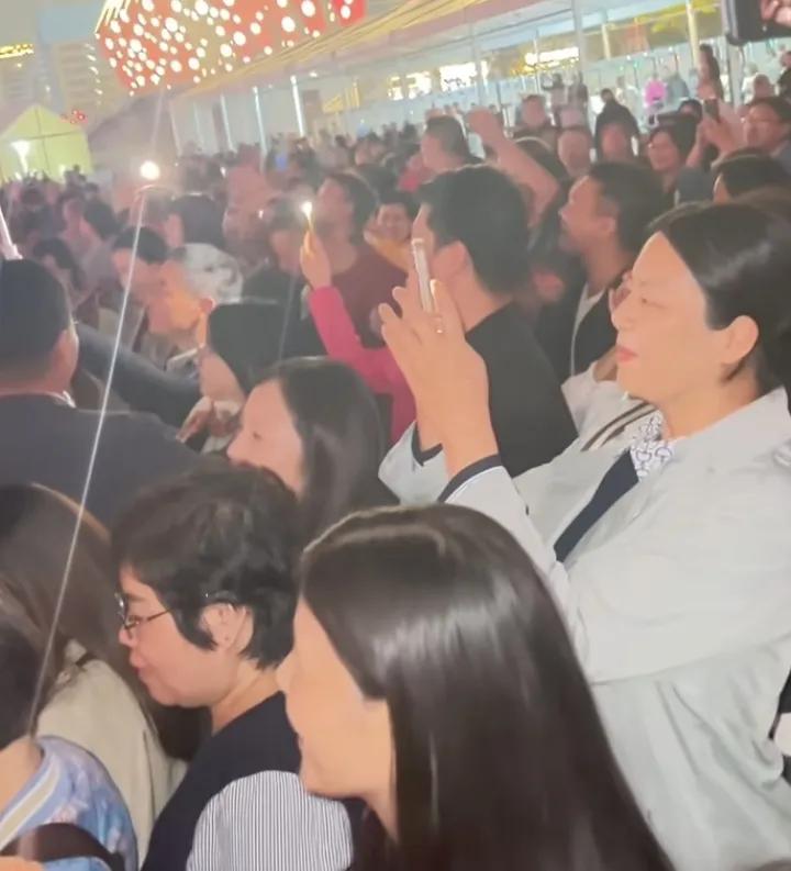 昨天与辉同行陕西行第三天
销售4600万
在线人数峰值27万+
场观人次2100