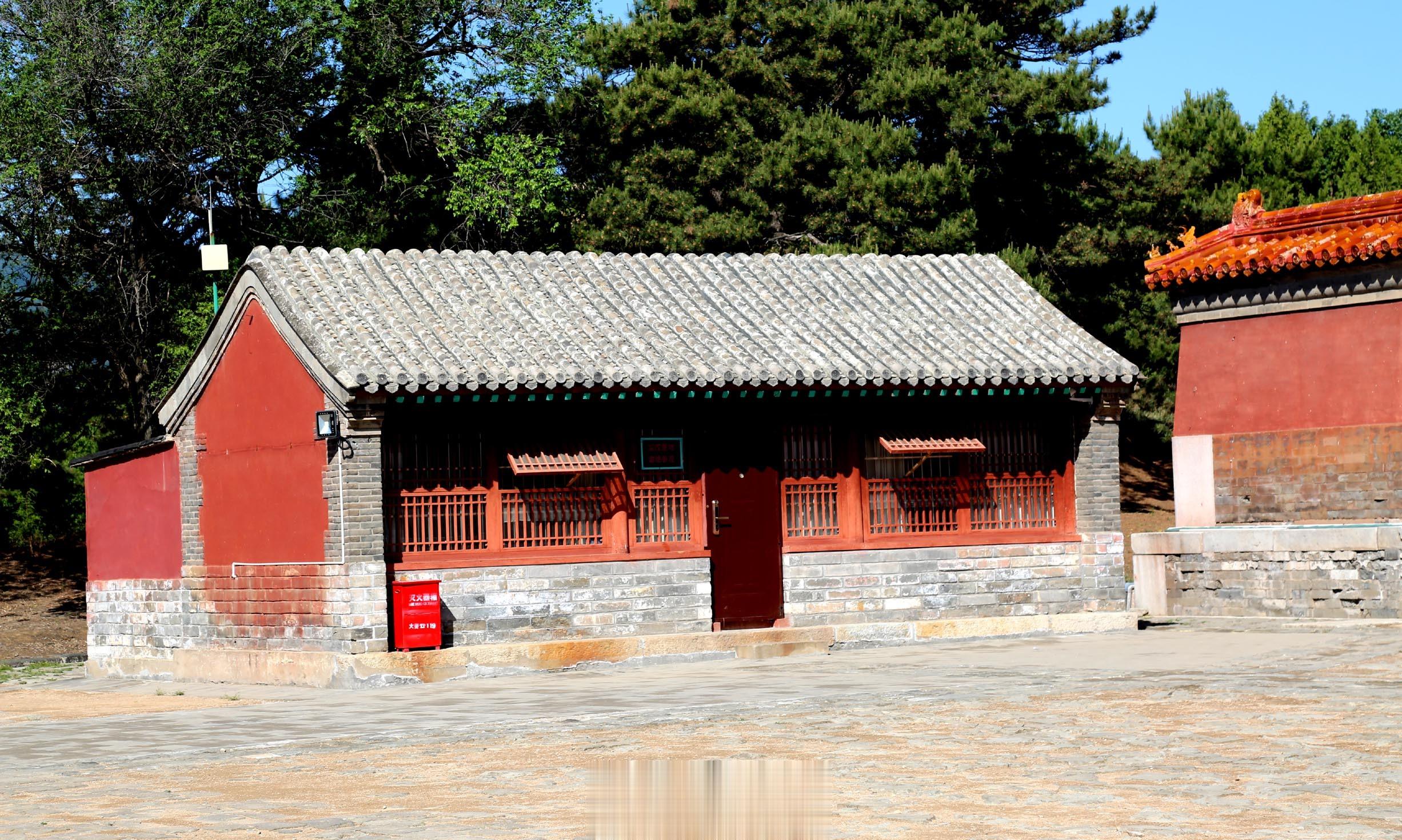 古建筑中的屋顶有多种，如庑殿顶、歇山顶、悬山顶、攒尖顶、卷棚顶等。其中的卷棚顶中