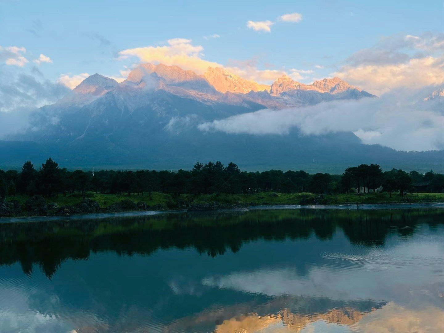 生活手记 在丽江，时间会变慢，连心跳都跟着雪山的节奏走🏔️清晨推开窗，玉龙雪山