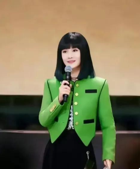 天哪，这气质真是绝了！太美了，真是让人佩服！你还认识她吗？#娱乐# #明星#