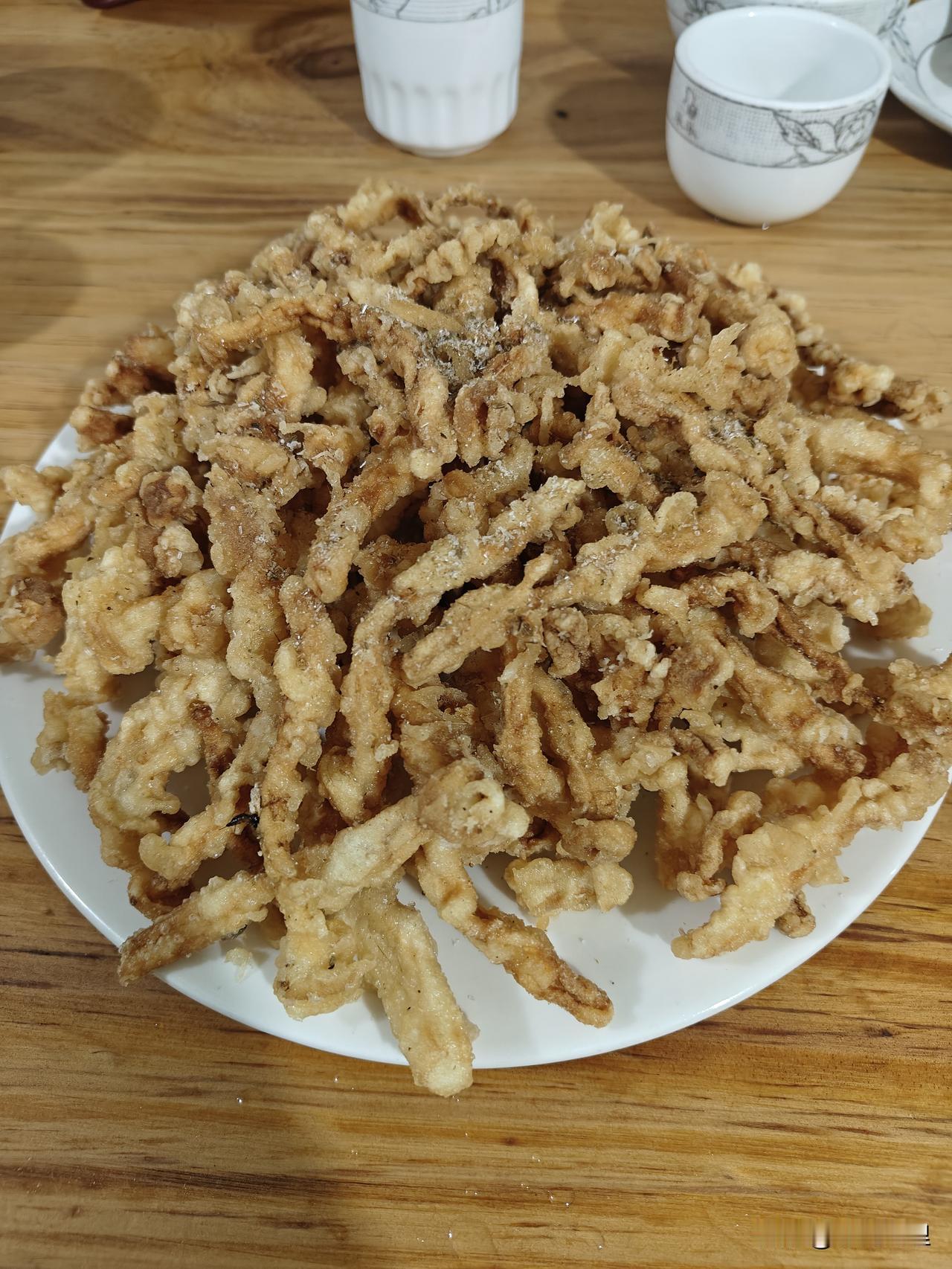 炸蘑菇这么一大盘才15块钱，确实很实惠！水饺量也大，根本吃不完！

水饺店也是临