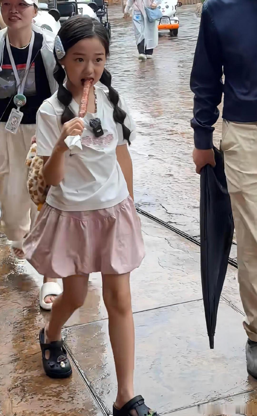 董璇小酒窝妈妈基础女儿就不基础 东北娃的大方劲儿被小酒窝拿捏了，主动拉着其他小朋
