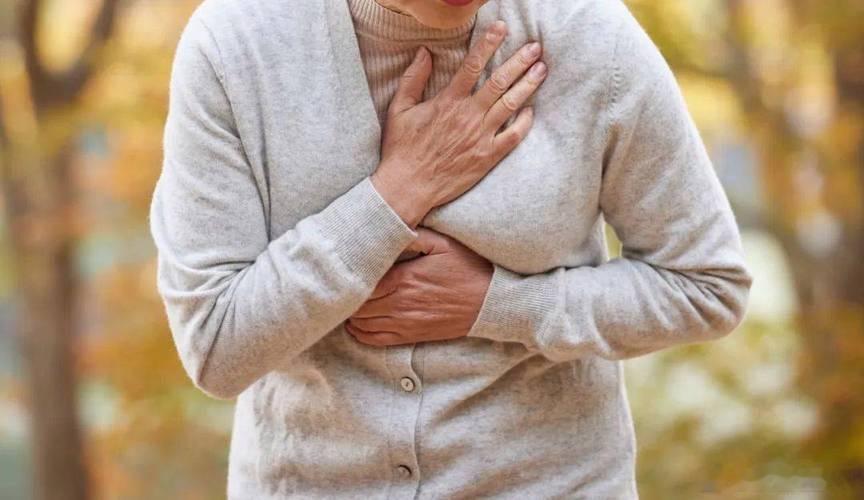 肺有低语，岁月知微·默斋主人原创散文清晨的门诊走廊，长椅冰凉。穿蓝条纹病服的老先