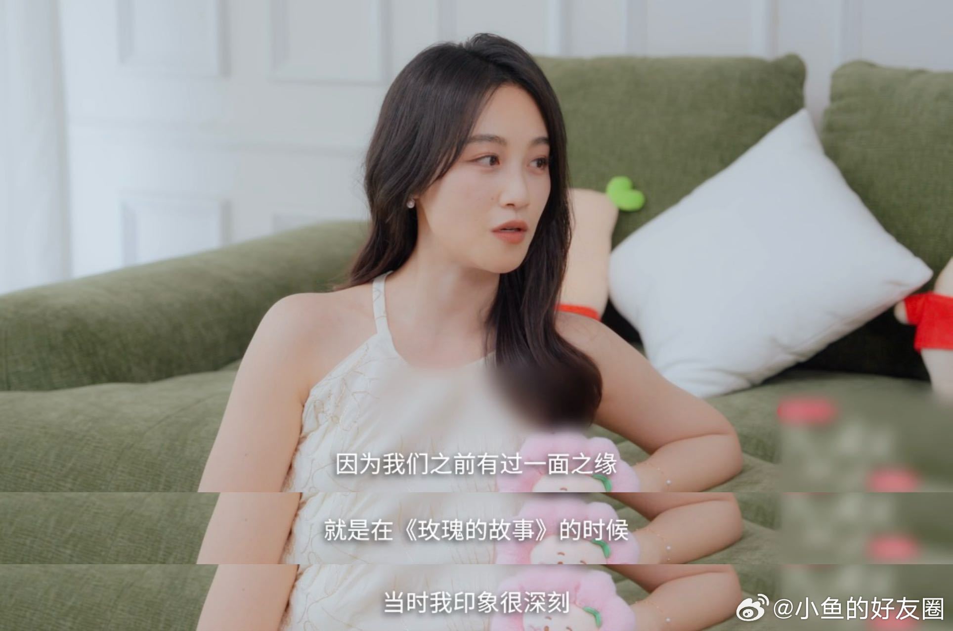 蓝盈莹拉着张月和刘亦菲拍照蓝盈莹一手拽张月一手揽刘亦菲，这就是e人现场给i人开外
