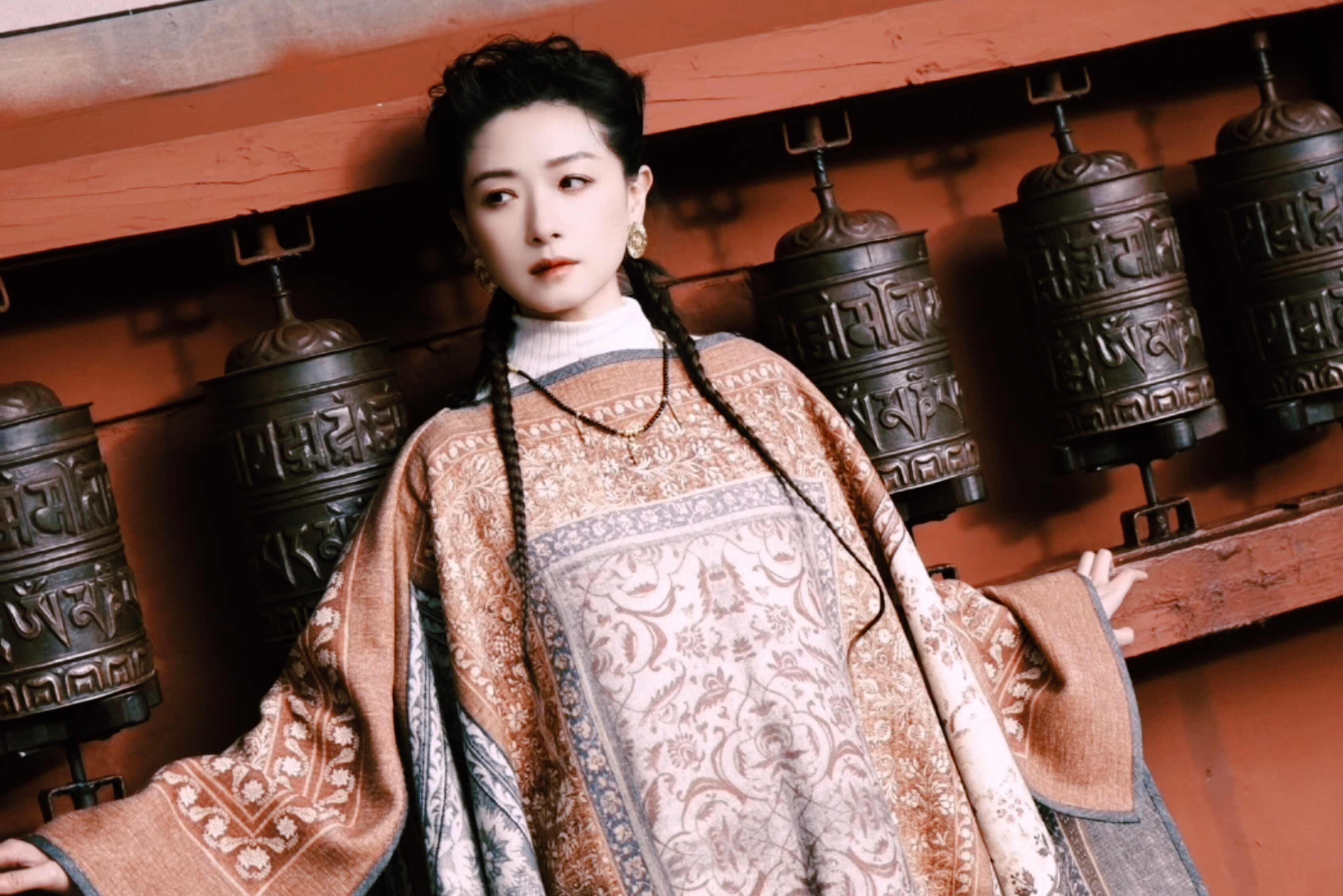 万茜｜万茜日喀则文旅形象大使 轮转承载无数祈愿，一墙暖色容纳人间清欢。循着风的轨