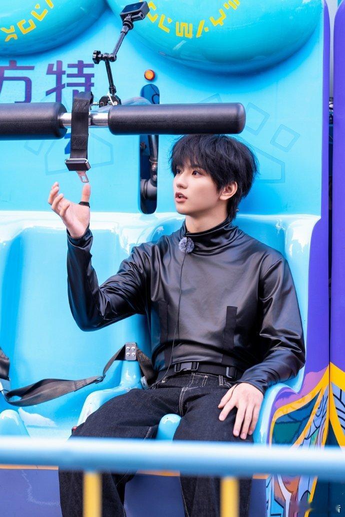 穆祉丞周五晚高疯vlog周五晚高疯看完穆祉丞这支 vlog 直接被圈粉！少年感满