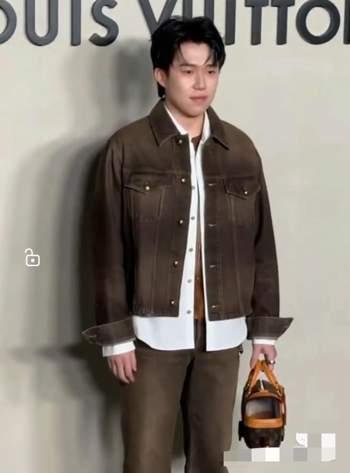 虽然看到王楚钦拍照有一丝拘谨，
但这正是干净纯粹的一面，
体坛的孩子与内娱不同，