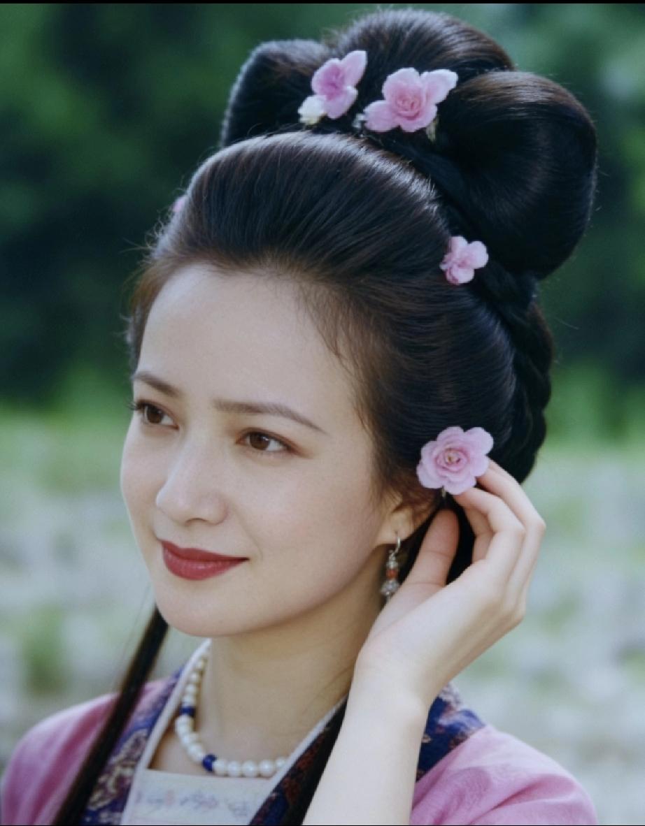 欣赏一下何晴这组宝藏古装造型。
桃花如面，粉腮似春，
星波流转，柳眉含烟，
娇羞