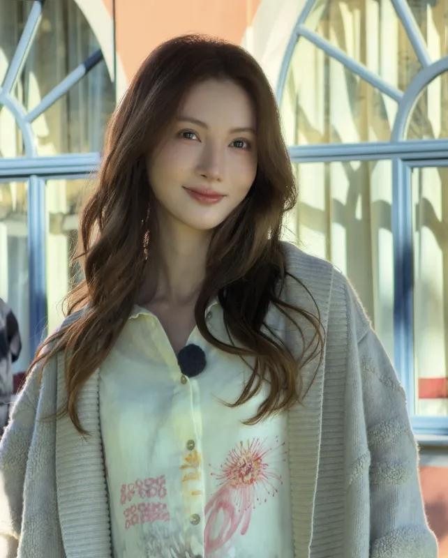 金晨的代价来了！

今年年初，金晨去年那起 “肇事逃逸 + 助理顶包 + 骗保”