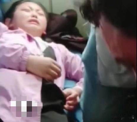 10月10日，辽宁一女子在火车上接了个电话忽然就失控哭了，哭的都虚脱了，同车厢乘