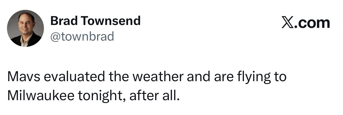 独行侠球员们今天比赛结束后没有接受采访，因为他们评估了天气，球队还是决定立刻坐飞