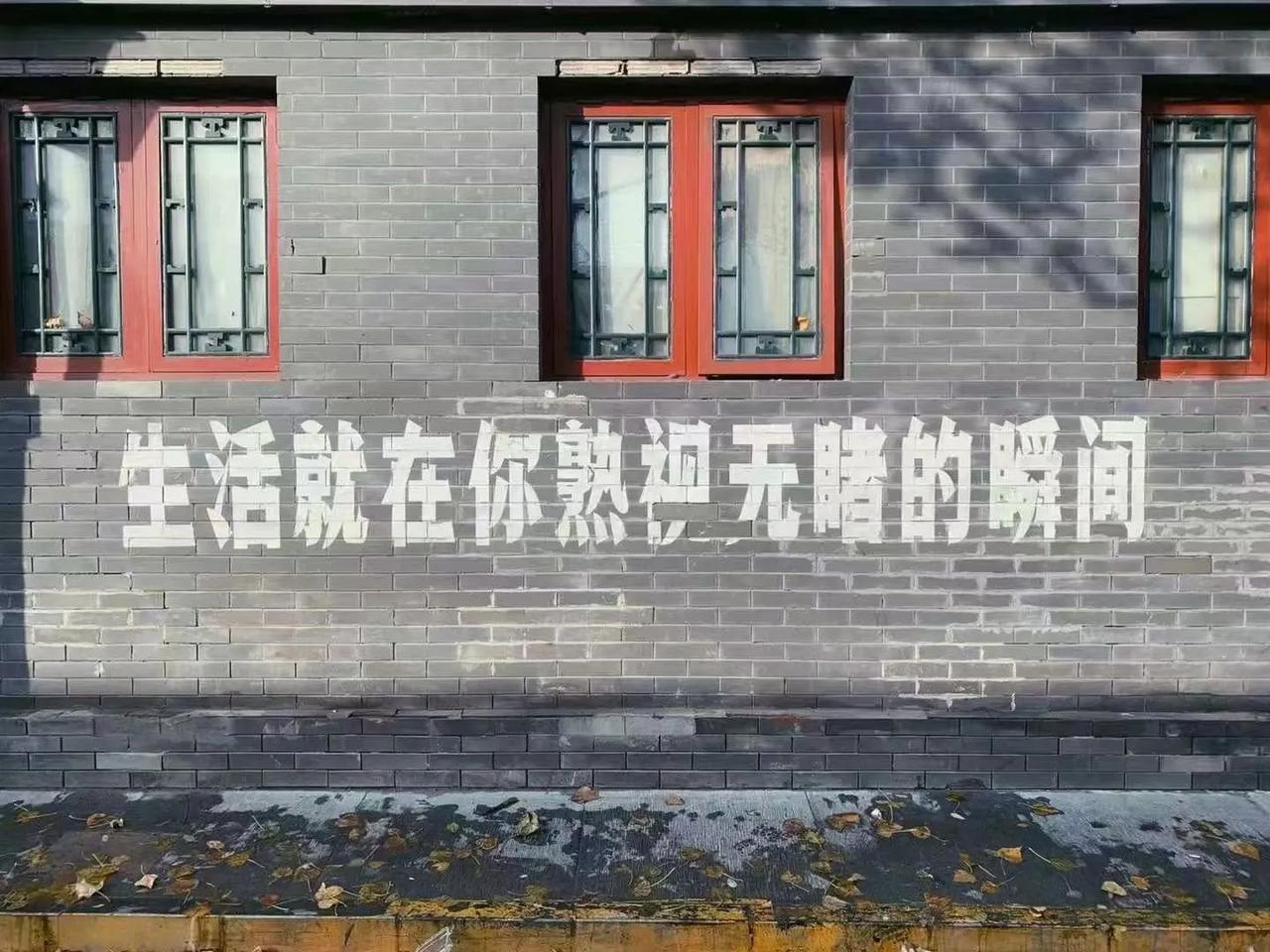 朋友聚会聊天，
其中一位说最近接受了某大佬的建议，
降价百万卖了一套房，
说房地