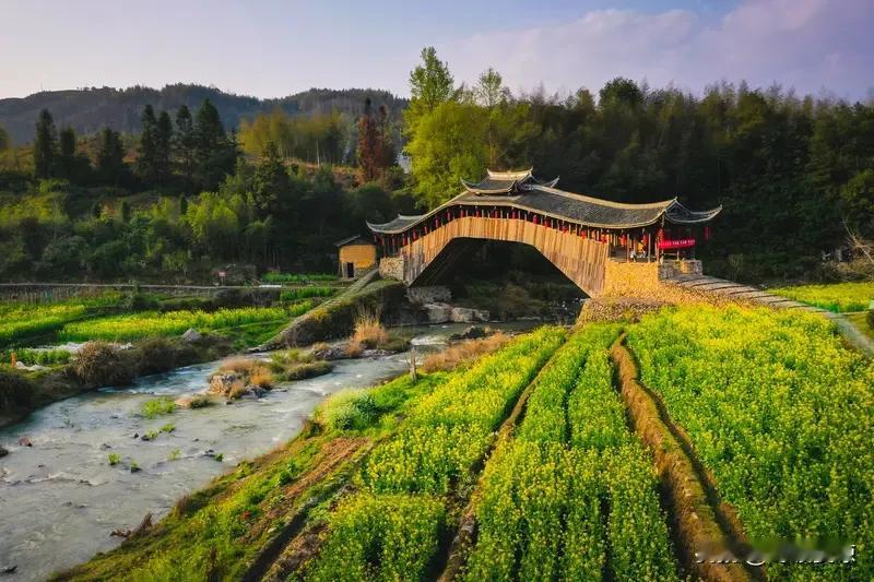 对联可是中华文化里超有趣的玩意儿，就像这上联“小路清风过”，画面感十足，仿佛能看