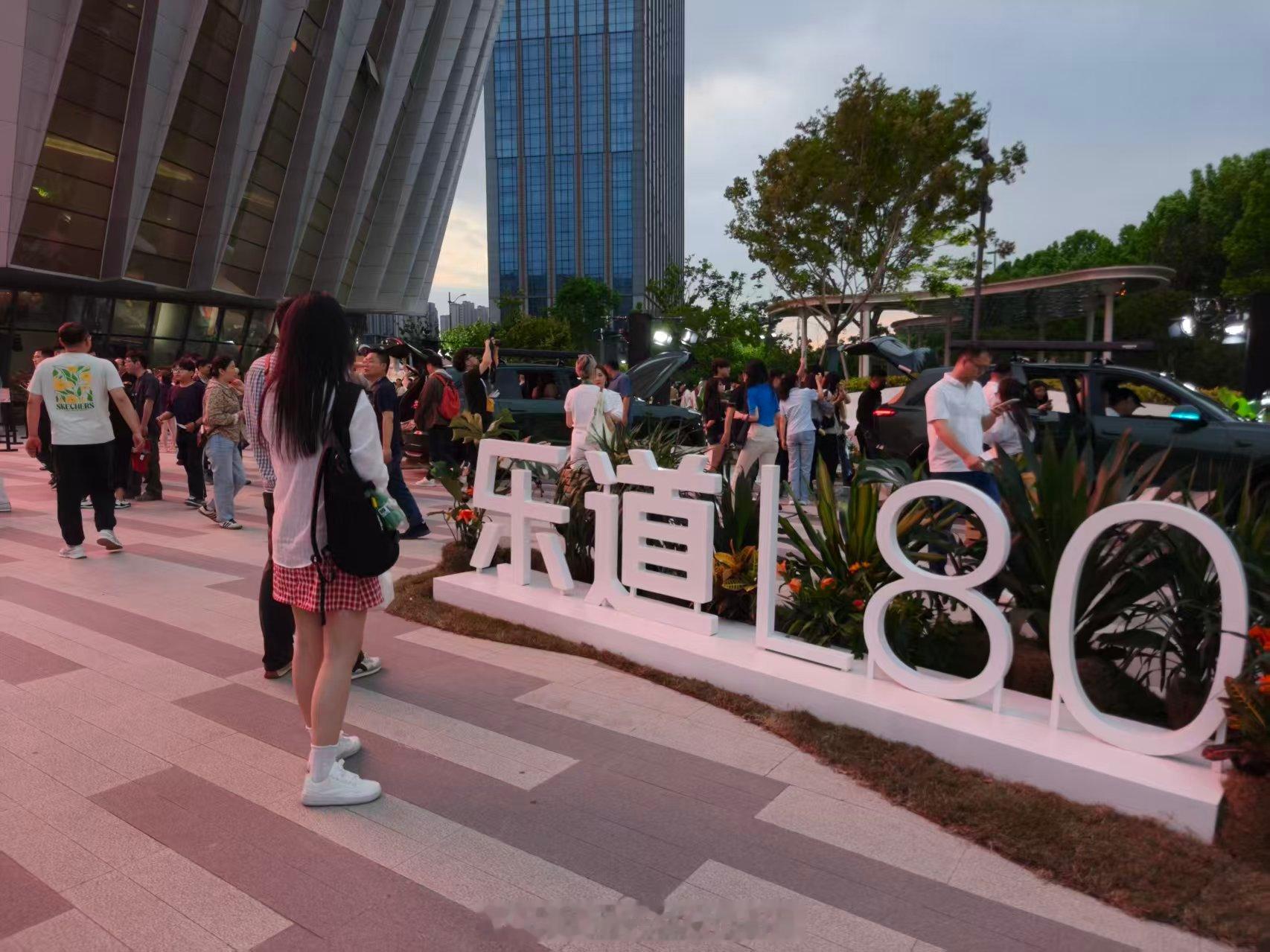 乐道L80这价格真的挺离谱的，指导价24.28万，租电价格最低15.68万起，1