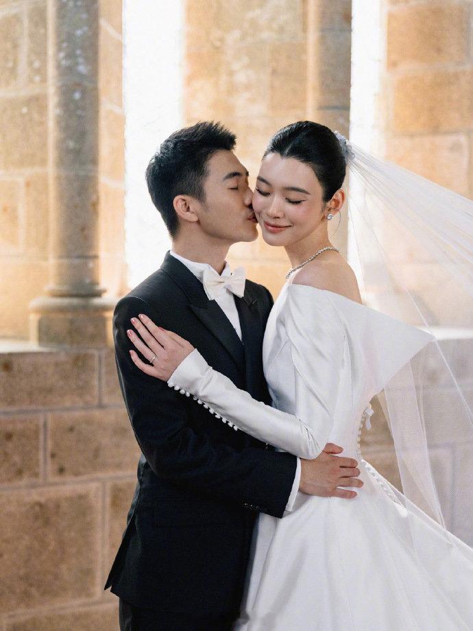 奚梦瑶试纱vlog 奚梦瑶婚纱是迪奥高定奚梦瑶晒婚礼照片 试纱片段反复回看，高定