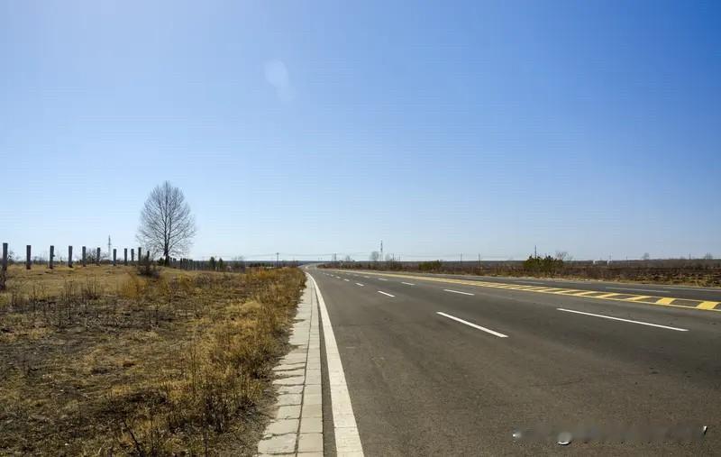 咱江都东部农村这发展啊，感觉就像被什么绊住了脚。泰州市区西边没有农村腹地，行政区