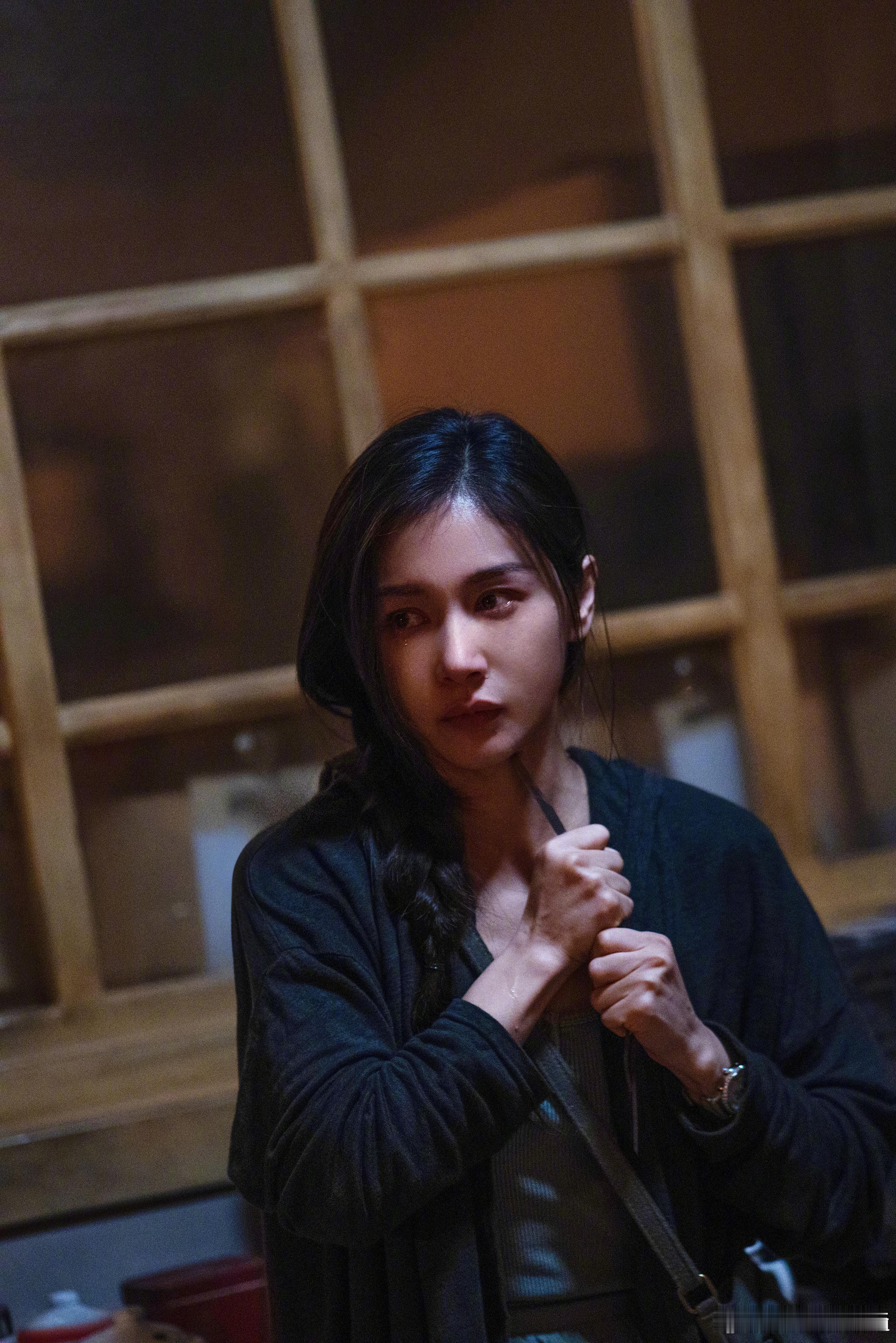 王子文发了你没见过的曲桐 王子文晒曲桐18宫格未公开花絮！剧里角色在命运里倔强生
