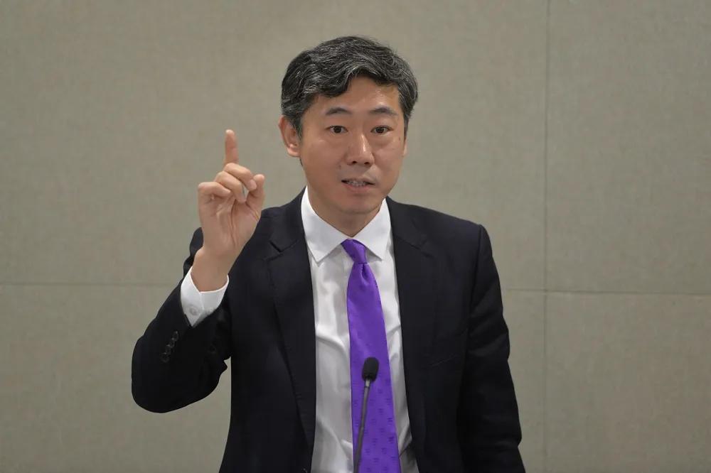 北京，清华教授李稻葵在公开论坛上罕见拍桌子：直言坚决反对养老政策无限拖延。当年交