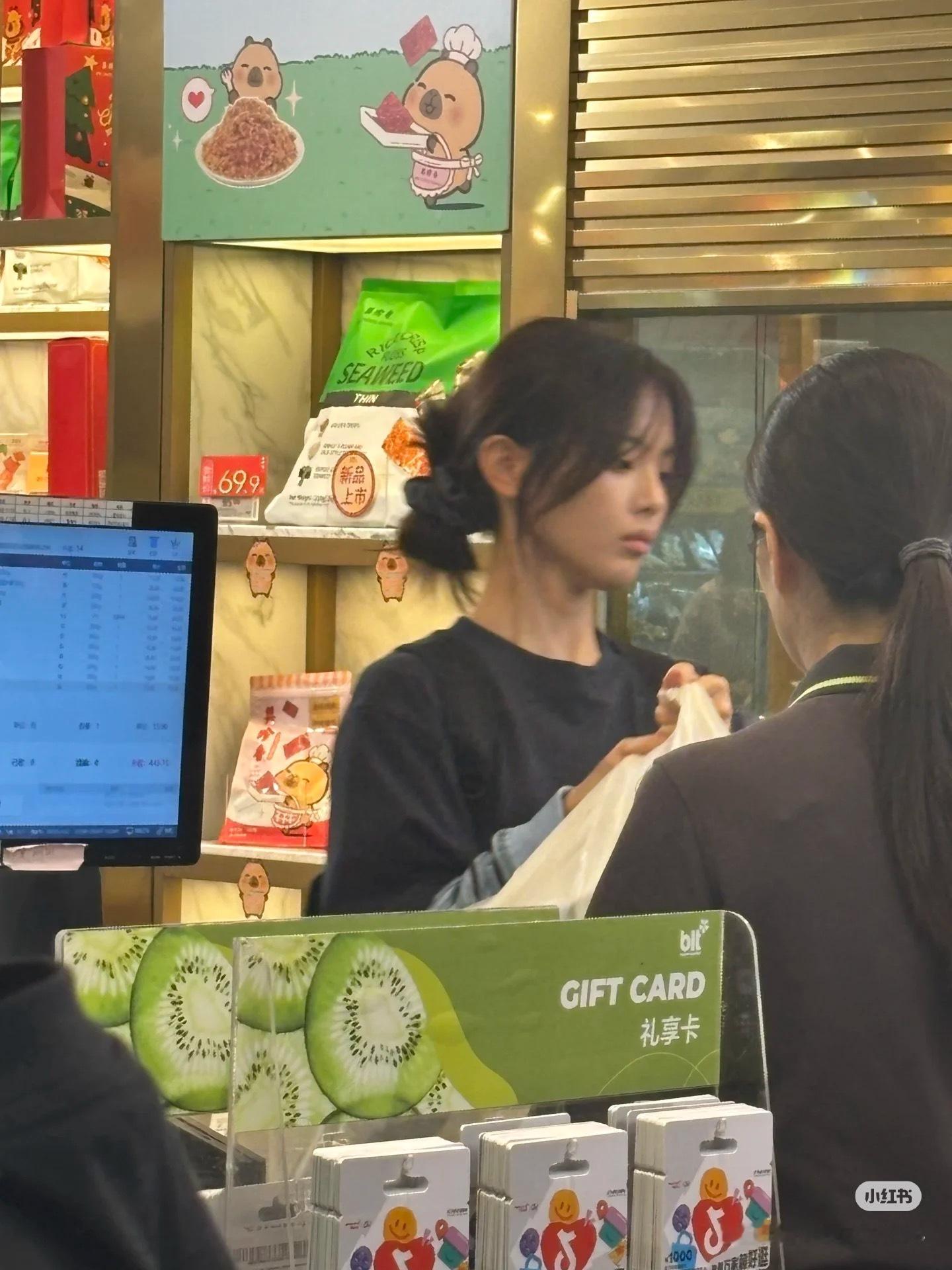 猫的树镜头下的杨超越她好适合演没钱的人哈哈哈 