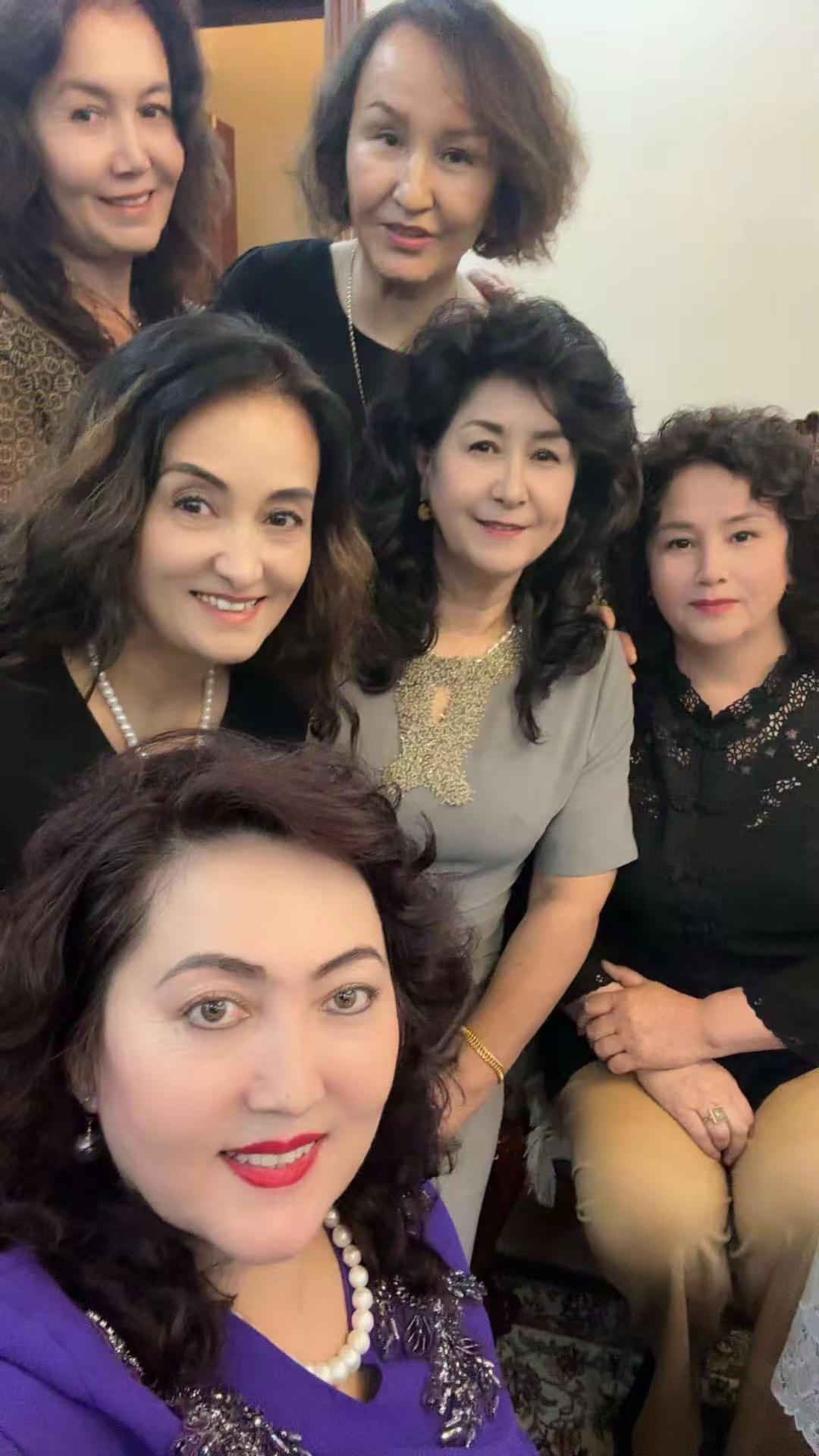 美女们在一起