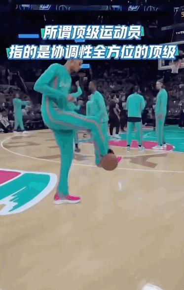 文班亚马真正恐怖的地方，是他抢了中锋的饭碗，还断了后卫的梦。
这个身高近2米3的