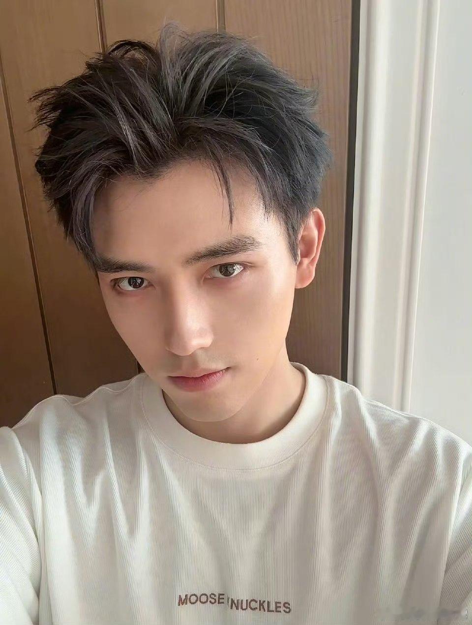 网传陈飞宇邓恩熙新剧《告白》暂定了12月开机 男女主都是00后啊 上次还是王影璐