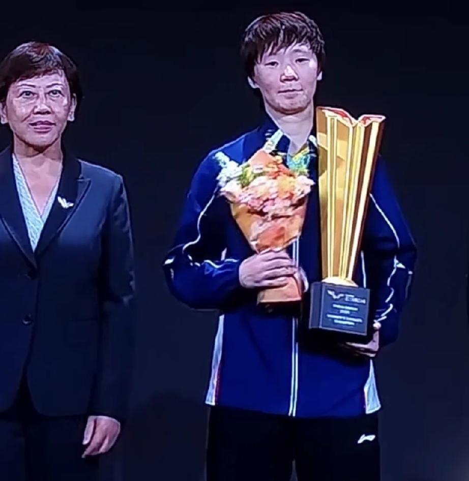 颁奖嘉宾有点忙啊！
这是赶场了呢。
颁完乒乓球，又去网球现场。全北京最忙的人了。