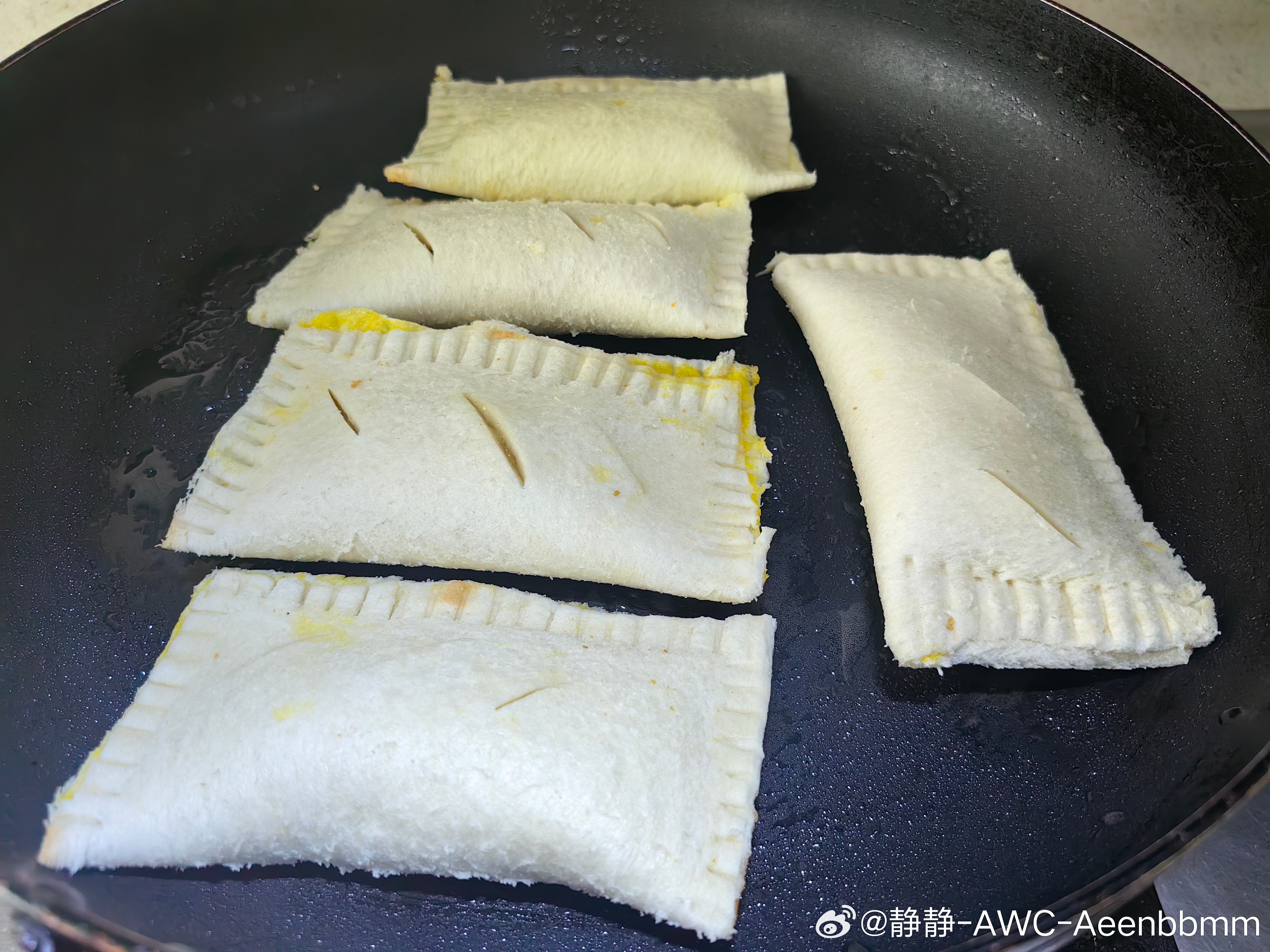 不想去买菜家里有吐司还有苹果于是用吐司做苹果派简单的午餐就这么搞定了 