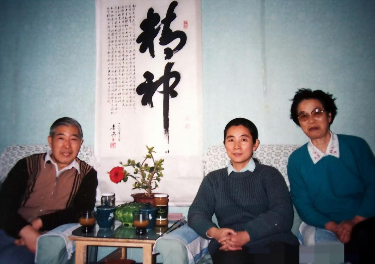 90年代，林豆豆看望李德、以及李德夫人王秀霞，一张罕见的合影，从镜头中我们可以看