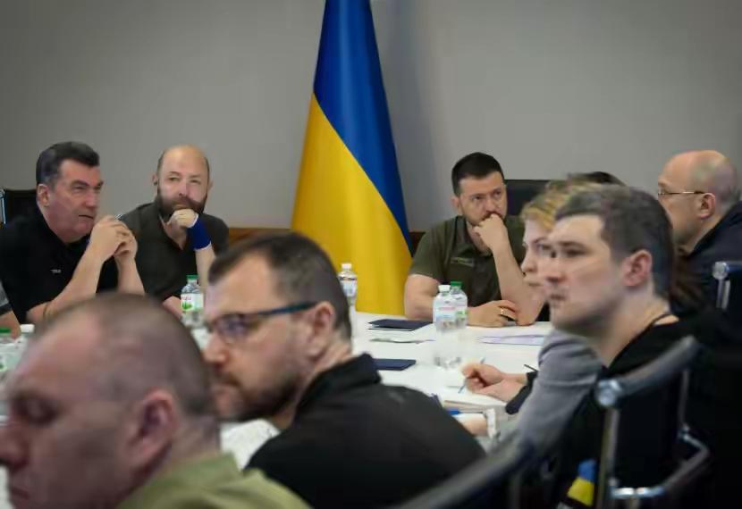 泽连斯基如今是内外交困！内遭议会“打脸”，国防部长和能源部长提名接连被否，连前总