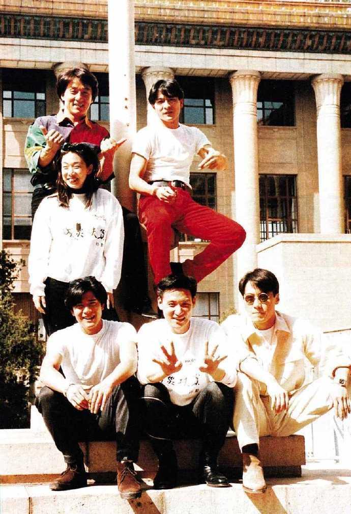 1993年4月18日，北京，成龙与“四大天王”的合影，中间这位也是位重量级歌手，