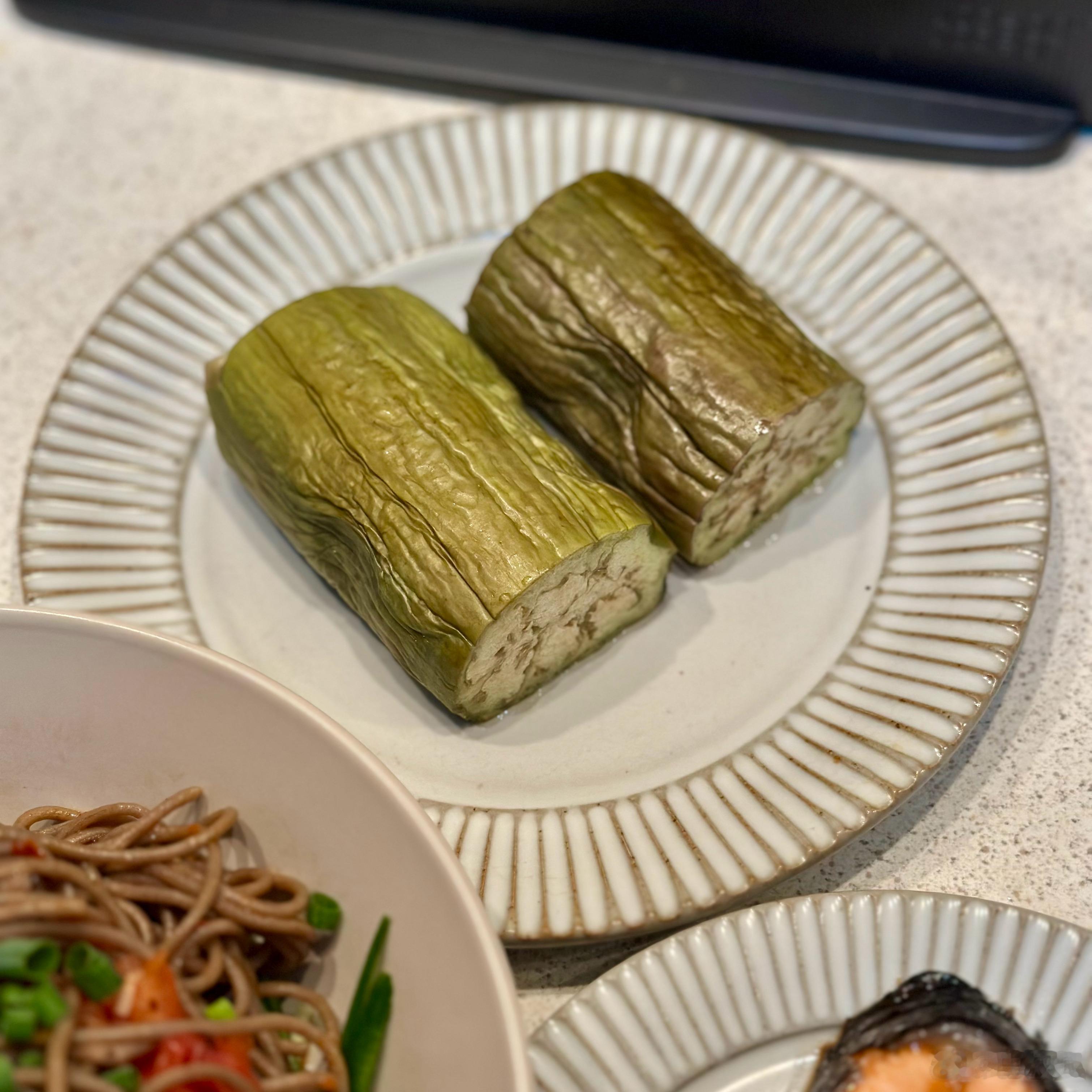 今天晚上吃凉荞面，凉面是自己做的，品质不错。现在算着量吃蛋白质，晚餐就只有一小块