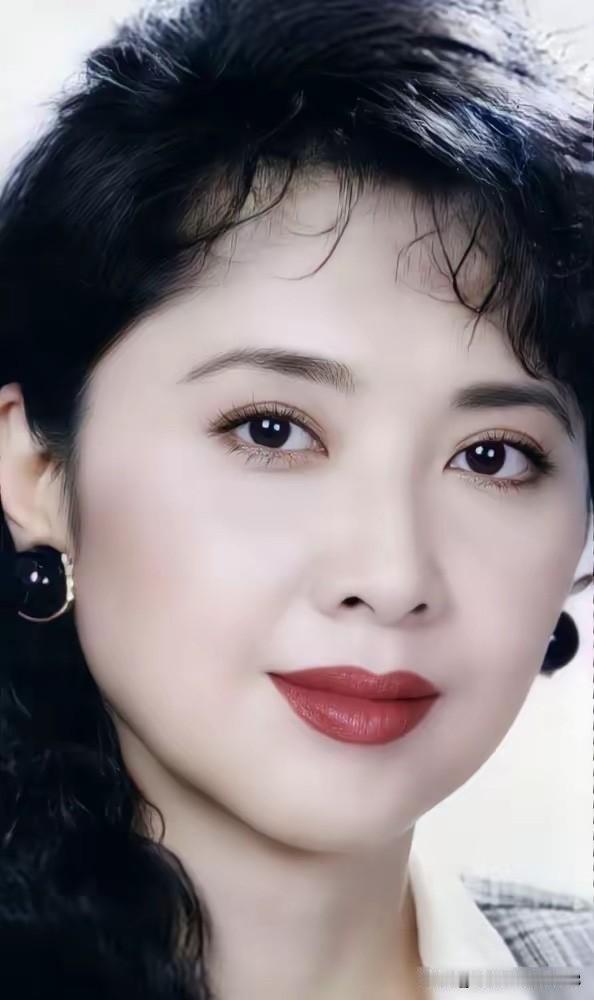 这是传统意义上的美人，但凡有点欣赏力的人都会觉得她比林青霞漂亮比英拉有气质的吧。