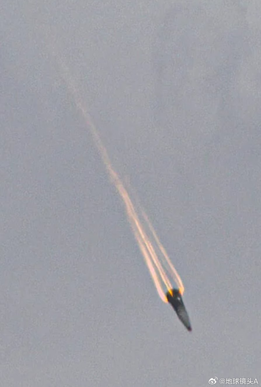 以色列宣布出现大规模平民伤亡 这次击中位于以色列迪莫纳地区目标的伊朗高超音速弹道