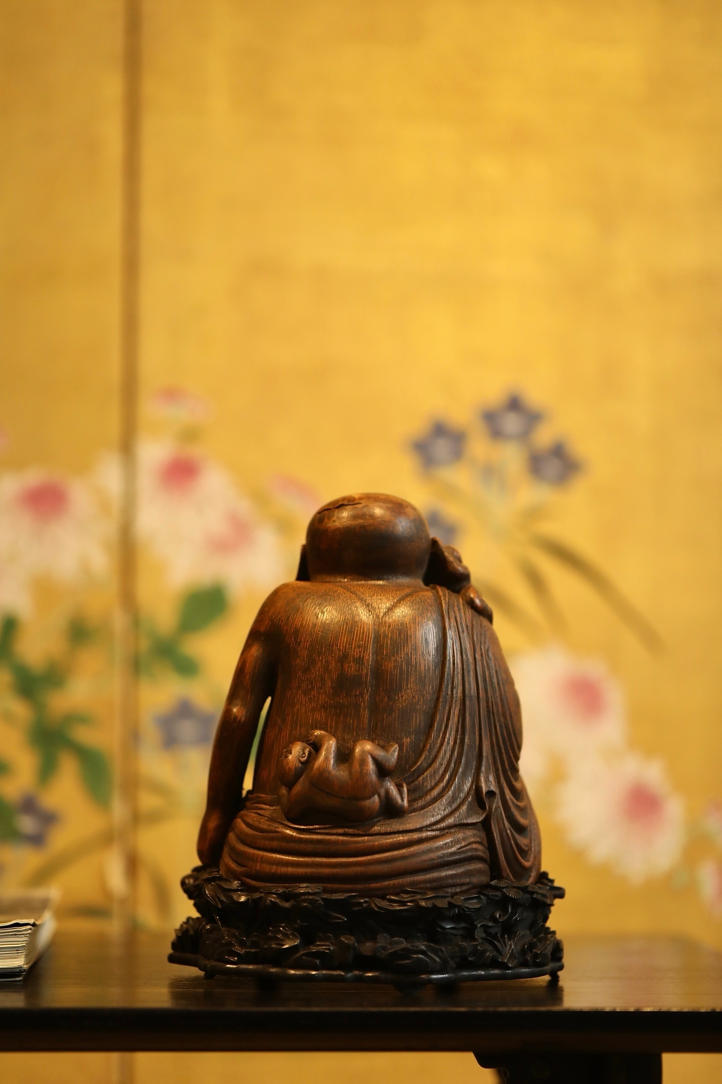 竹雕 | 五子戏弥勒佛面慈眉舒展，笑意融融，阔腹坦荡容世间烦忧；五稚童攀肩偎怀、
