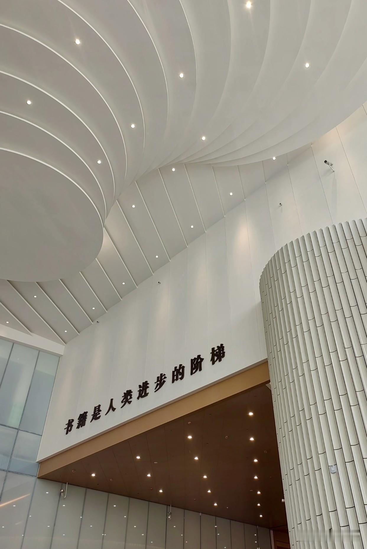 我认为是。说实话学历确实是普通人改变命运最快的路子，家里的老人经常说：“要得出人