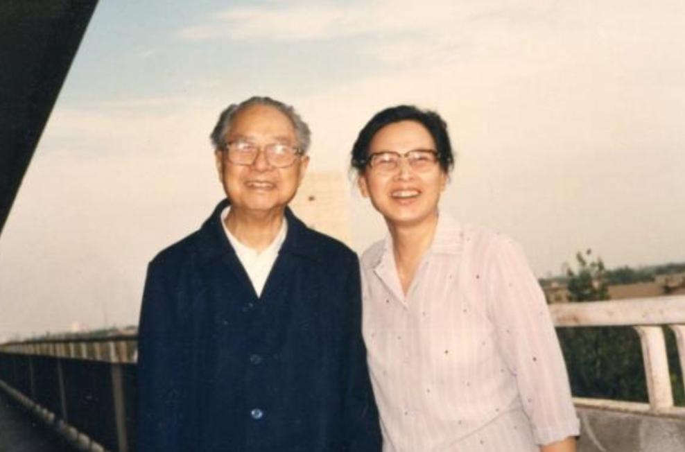 1954年，开国中将成钧丧偶后，心中暗暗属意小姨子周月茜，此事后来传为佳话。成钧